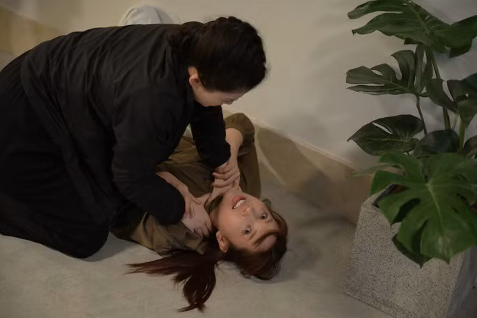 Cảnh đánh nhau giữa hai cô gái