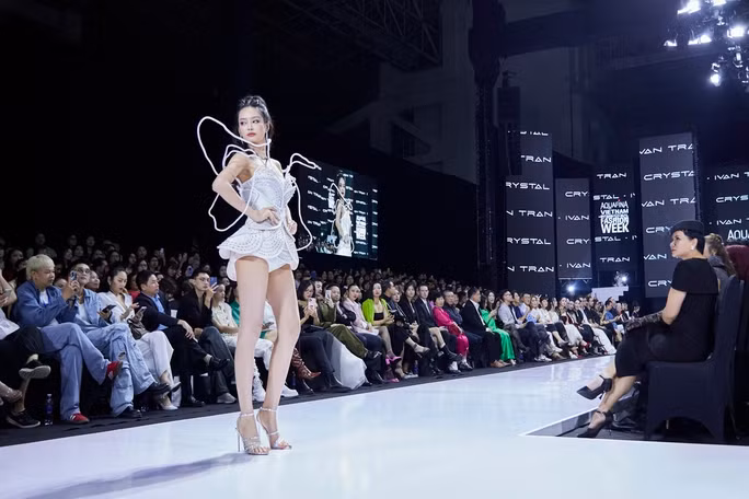 Cô tự tin trên sàn catwalk