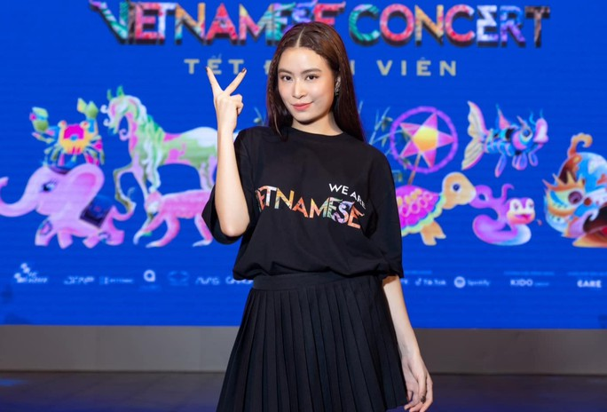 Cô cũng thấy tiếc và buồn khi làm người khác không vui. Cô cũng thấy tiếc và buồn khi làm người khác không vui.