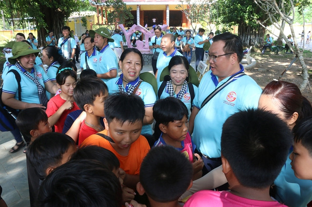 Các đại biểu hỏi thăm trẻ em trên đảo