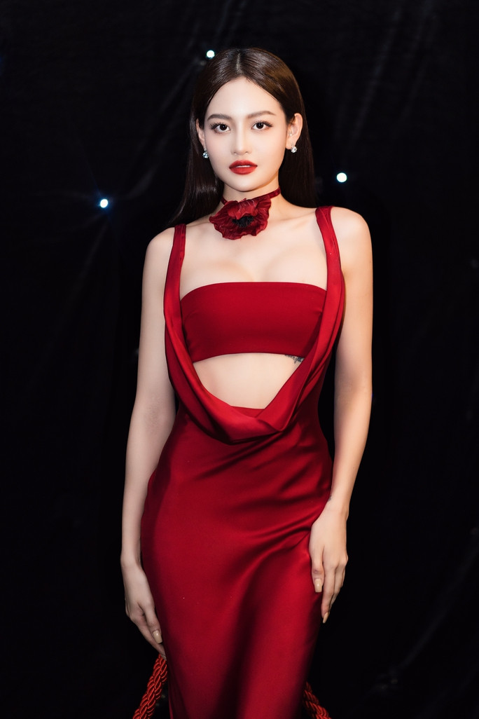 Diễn viên Thùy Anh khoe đường cong với đầm đỏ - Ảnh 2. Cô rạng ngời ở sự kiện thời trang