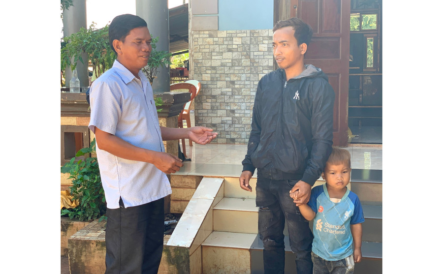 Ông Siu Đôn (bìa trái; Công an viên làng Tào Roòng) trò chuyện với người dân. Ảnh: R.H Ông Siu Đôn (bìa trái; Công an viên làng Tào Roòng) trò chuyện với người dân. Ảnh: R.H