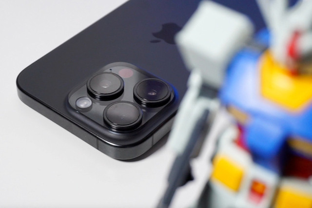 Người dùng iPhone 15 Pro đã rất khó chịu vì lỗi quá nhiệt. Ảnh: PHONEARENA