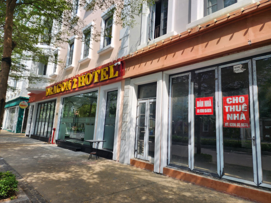 Khách du lịch vắng vẻ, nhiều nhà hàng, khách sạn tại TP Hạ Long, tỉnh Quảng Ninh đóng cửa, treo biển bán, sang nhượng. Ảnh: MAI AN