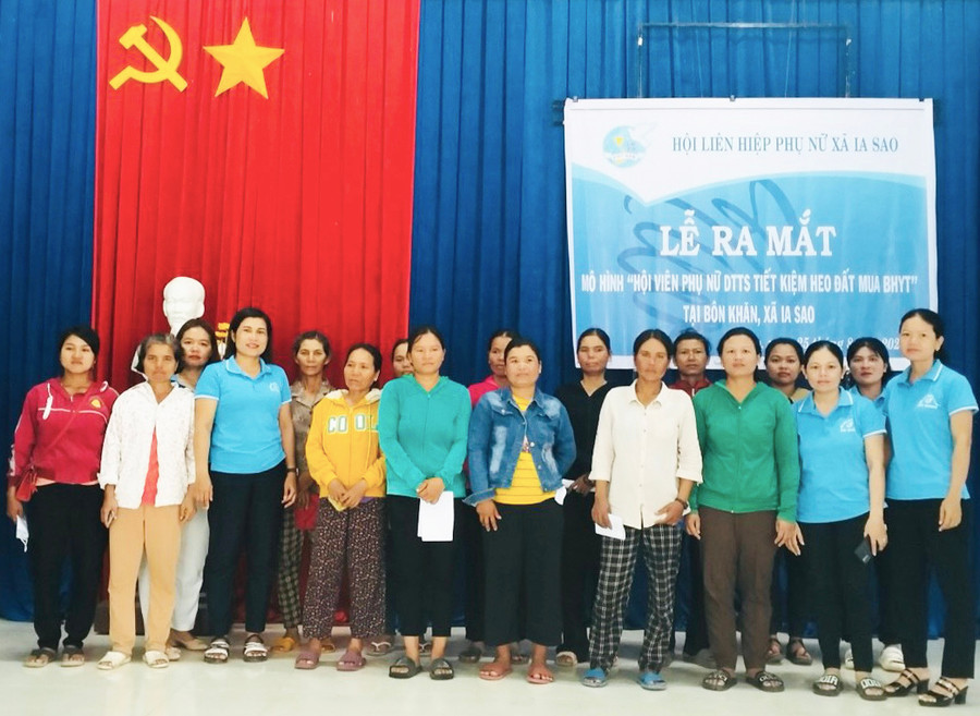 Hội LHPN xã Ia Sao ra mắt mô hình hội viên phụ nữ tiết kiệm tiền nuôi heo đất mua bảo hiểm y tế tại buôn Khăn. Ảnh: V.C