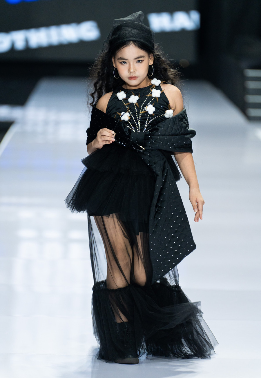 Vượt qua vòng casting tại Tuần lễ thời trang quốc tế Việt Nam với điểm số tuyệt đối, Jenny Bảo Ngọc được lựa chọn trình diễn cùng Võ Hoàng Yến trong bộ sưu tập Bông của nhà thiết kế Thảo Nguyễn. Ảnh: NVCC