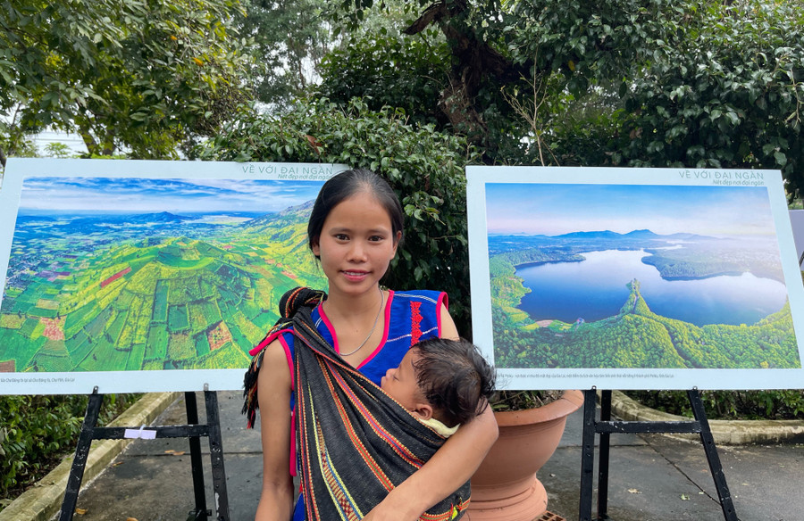 Cô gái người Bahnar Đinh Hinh (xã Pờ Tó, huyện Ia Pa) có con ở tuổi 16 vì tảo hôn. Ảnh: Minh Châu