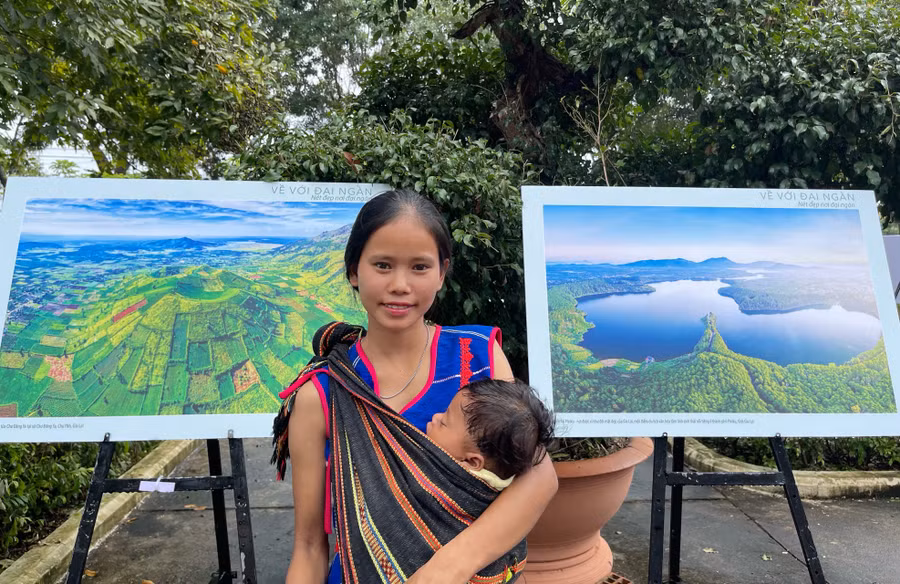 Cô gái người Bahnar Đinh Hinh (xã Pờ Tó, huyện Ia Pa) có con ở tuổi 16 vì tảo hôn. Ảnh: Minh Châu