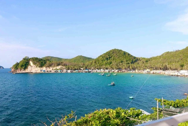 Bãi Ngự, góc nhìn từ Dinh Nam Hải Ngư Thần, nơi thờ xác cá Ông dài gần 14 m được người dân phát hiện trôi dạt vào năm 2017 Bãi Ngự, góc nhìn từ Dinh Nam Hải Ngư Thần, nơi thờ xác cá Ông dài gần 14 m được người dân phát hiện trôi dạt vào năm 2017