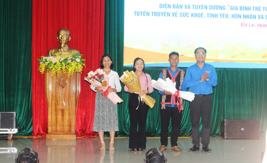 Anh Đỗ Đức Thanh (bìa phải)-Phó Bí thư Tỉnh Đoàn, Chủ tịch Hội LHTN Việt Nam tỉnh tặng hoa chúc mừng các gia đình trẻ tiêu biểu năm 2023. Ảnh: M.N Anh Đỗ Đức Thanh (bìa phải)-Phó Bí thư Tỉnh Đoàn, Chủ tịch Hội LHTN Việt Nam tỉnh tặng hoa chúc mừng các gia đình trẻ tiêu biểu năm 2023. Ảnh: M.N