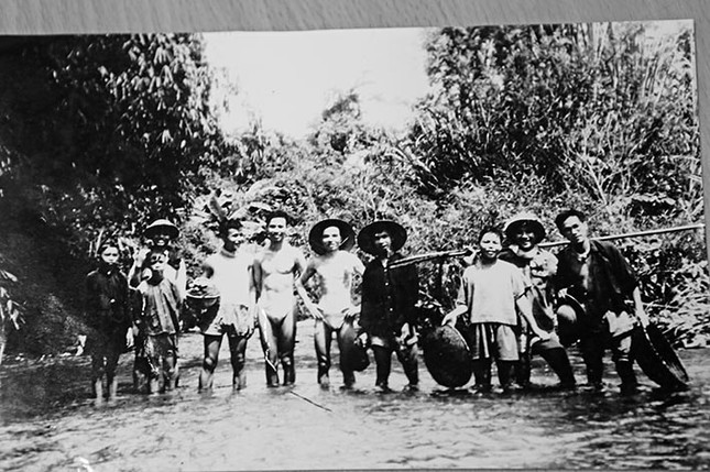 Ảnh các cán bộ báo Tiền Phong và T.Ư Đoàn với thiếu niên địa phương (khoảng năm 1954). Từ phải sang: Nhạc sĩ Phong Nhã, họa sĩ Tôn Đức Lượng (đội mũ), ông Thành (người mặc áo tối màu, đội mũ) - Nhân viên đánh máy cơ quan Trung ương Đoàn vẫn đánh máy bản thảo cho báo Tiền Phong, biên tập viên Lê Quân, liên lạc Mai Văn Hậu; nhân viên Tôn Sơn (đội mũ)