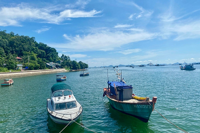 Hòn Đốc buổi sớm. Ảnh: THU NGÂN