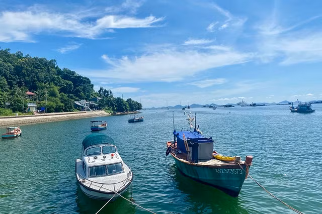 Lên đảo “Hải Tặc” - Ảnh 1. Hòn Đốc buổi sớm. Ảnh: THU NGÂN