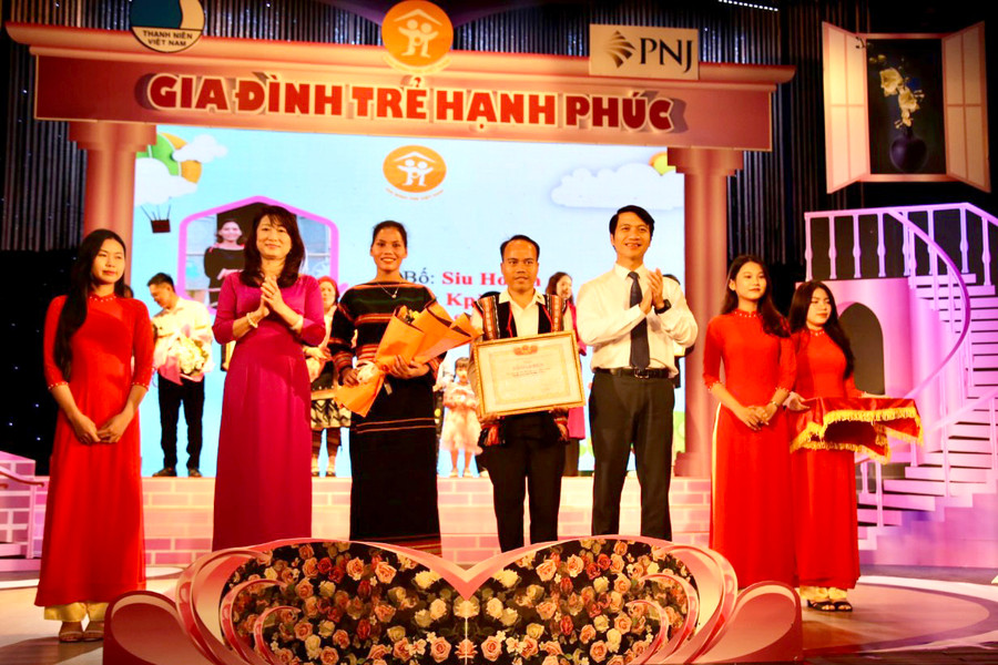 Gia đình anh Siu Hoách được tuyên dương gia đình trẻ tiêu biểu toàn quốc năm 2023. Ảnh: Minh Hiền Gia đình anh Siu Hoách được tuyên dương gia đình trẻ tiêu biểu toàn quốc năm 2023. Ảnh: Minh Hiền