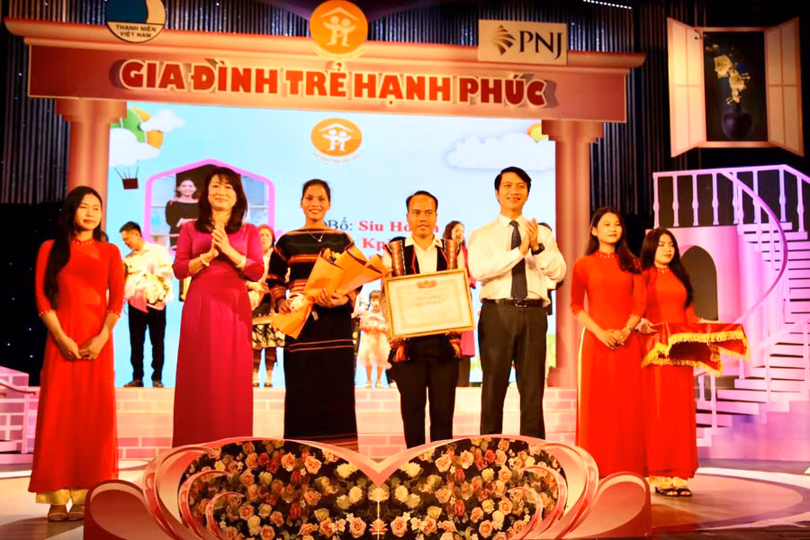 Gia đình anh Siu Hoách được tuyên dương gia đình trẻ tiêu biểu toàn quốc năm 2023. Ảnh: Minh Hiền