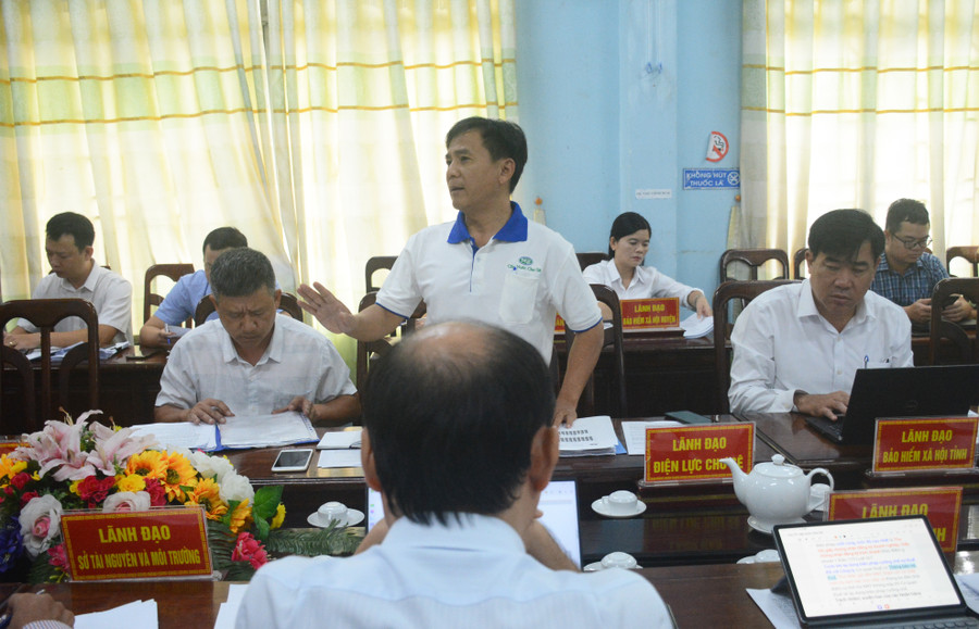 Ông Lê Vinh Thịnh-Tổng Giám đốc Công ty cổ phần Cấp nước Chư Sê nêu kiến nghị về một số khó khăn, vướng mắc của doanh nghiệp cần được các sở, ngành và đơn vị của tỉnh hỗ trợ tháo gỡ. Ảnh: M.N