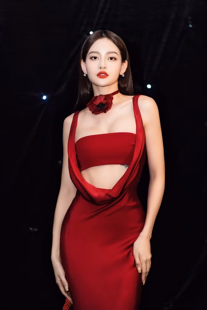 Diễn viên Thùy Anh khoe đường cong với đầm đỏ - Ảnh 3. Đầm tôn dáng của Thùy Anh