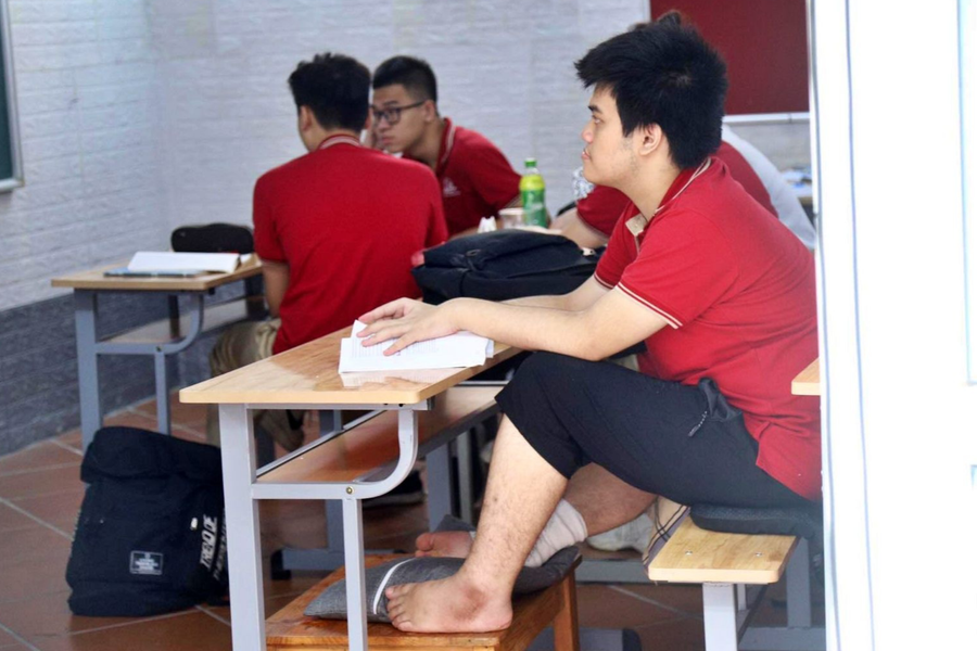Phong được bố trí một chiếc bàn nhỏ, gối để kê chân bị thương, một chiếc gối khác để kê đầu khi mệt. Ảnh: D.T Cuộc sống 'trả nợ ân tình cuộc đời' của các nạn nhân vụ cháy chung cư mini khiến 56 người tử vong ảnh 9