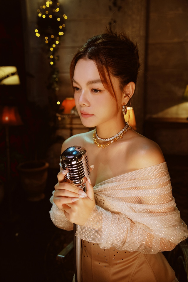 Phạm Quỳnh Anh khiến khán giả bồi hồi với những giai điệu quen thuộc trong EP mới. Ảnh: NVCC Phạm Quỳnh Anh khiến khán giả bồi hồi với những giai điệu quen thuộc trong EP mới. Ảnh: NVCC