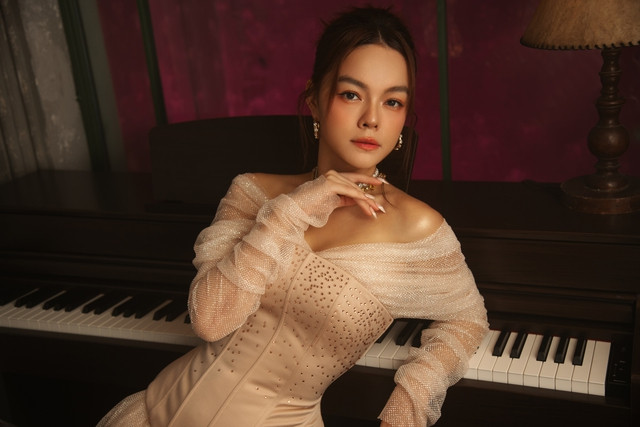 Phạm Quỳnh Anh phát hành EP (đĩa mở rộng) vật lý, kỷ niệm mốc 15 năm âm nhạc cùng Hamlet Trương. Ảnh: NVCC Phạm Quỳnh Anh phát hành EP (đĩa mở rộng) vật lý, kỷ niệm mốc 15 năm âm nhạc cùng Hamlet Trương. Ảnh: NVCC