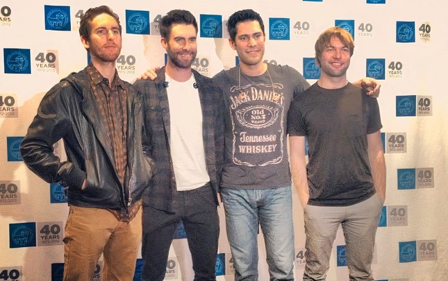 Ryan Dusick, Mickey Madden đứng lần lượt thứ 3 và 4 từ trái sang. Nguồn: Facebook nhóm