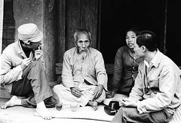 Phóng viên báo Tiền Phong Mai Cát đang tác nghiệp ở một làng quê để viết về phong trào hợp tác