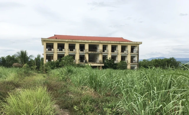 Khu nội trú Trường THPT Nguyễn Du bị bỏ hoang. Ảnh: ĐỨC HUY Khu nội trú Trường THPT Nguyễn Du bị bỏ hoang. Ảnh: ĐỨC HUY