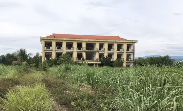 Khu nội trú Trường THPT Nguyễn Du bị bỏ hoang. Ảnh: ĐỨC HUY