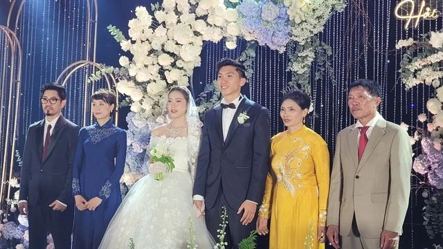 Cô dâu và chú rể cùng bố mẹ trong lễ cưới. Ảnh: CÙ HIỀN Cô dâu và chú rể cùng bố mẹ trong lễ cưới. Ảnh: CÙ HIỀN