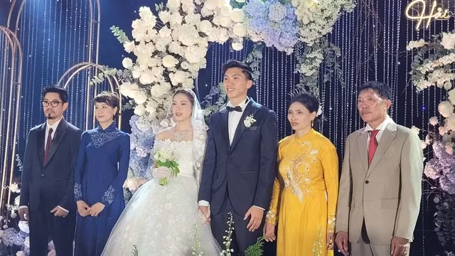 Cô dâu và chú rể cùng bố mẹ trong lễ cưới. Ảnh: CÙ HIỀN