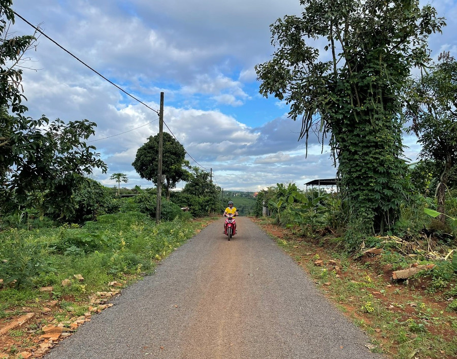 Đường mở rộng, việc đi lại của người dân ngày một thuận lợi. Ảnh: P.D Đường mở rộng, việc đi lại của người dân ngày một thuận lợi. Ảnh: P.D