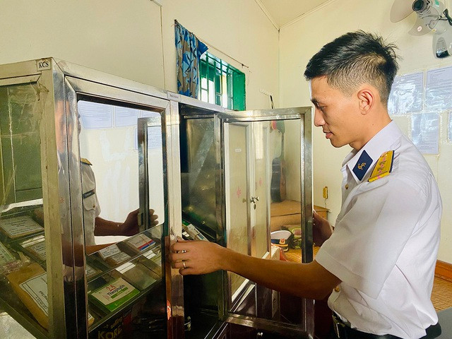 Lính nhà giàn chẳng sợ bão giông - Ảnh 4. Trung úy Hoàng Văn Tài, nhân viên quân y, mong muốn được cống hiến thêm tại nhà giàn DK1/10. Ảnh: THU NGÂN