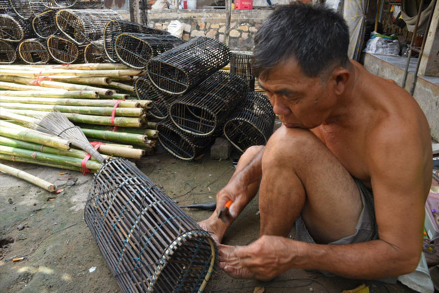 Ông Phan Văn Đỉnh ở ấp Bắc Đai, xã Nhơn Hội, huyện An Phú (An Giang) làm lọp cua. Ông Phan Văn Đỉnh ở ấp Bắc Đai, xã Nhơn Hội, huyện An Phú (An Giang) làm lọp cua.