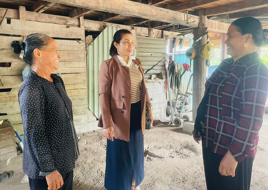 Nhân “Ngày thứ 5 cơ sở”, cán bộ Hội LHPN xã Ia Sao xuống từng thôn, buôn lắng nghe tâm tư, nguyện vọng của hội viên để có biện pháp giúp đỡ phù hợp. Ảnh: V.C