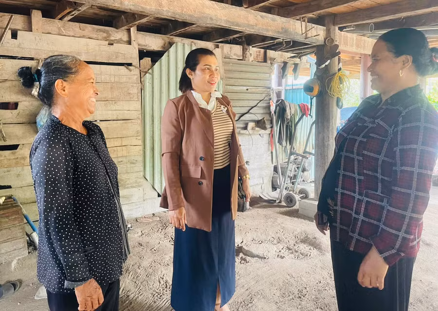 Nhân “Ngày thứ 5 cơ sở”, cán bộ Hội LHPN xã Ia Sao xuống từng thôn, buôn lắng nghe tâm tư, nguyện vọng của hội viên để có biện pháp giúp đỡ phù hợp. Ảnh: V.C