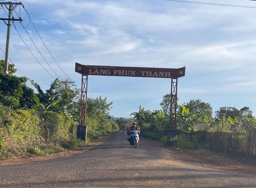 Các trục đường làng Phun Thanh ngày càng khang trang, sạch đẹp. Ảnh: P.D