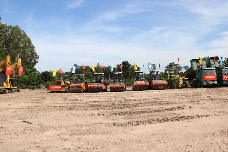 Các phương tiện cơ giới tập trung để thi công dự án trở lại. Ảnh: C.T.V