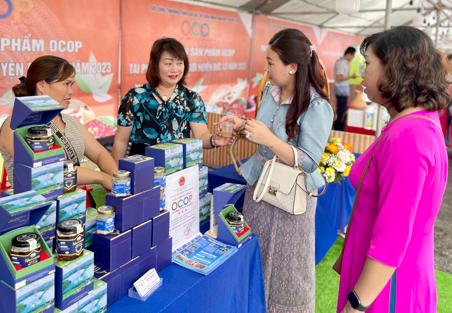 Hàng năm, tỉnh Gia Lai và Ratanakiri đều có các chương trình xúc tiến thương mại để mở ra cơ hội giao thương cho doanh nghiệp 2 tỉnh. Ảnh: V.T Hàng năm, tỉnh Gia Lai và Ratanakiri đều có các chương trình xúc tiến thương mại để mở ra cơ hội giao thương cho doanh nghiệp 2 tỉnh. Ảnh: V.T
