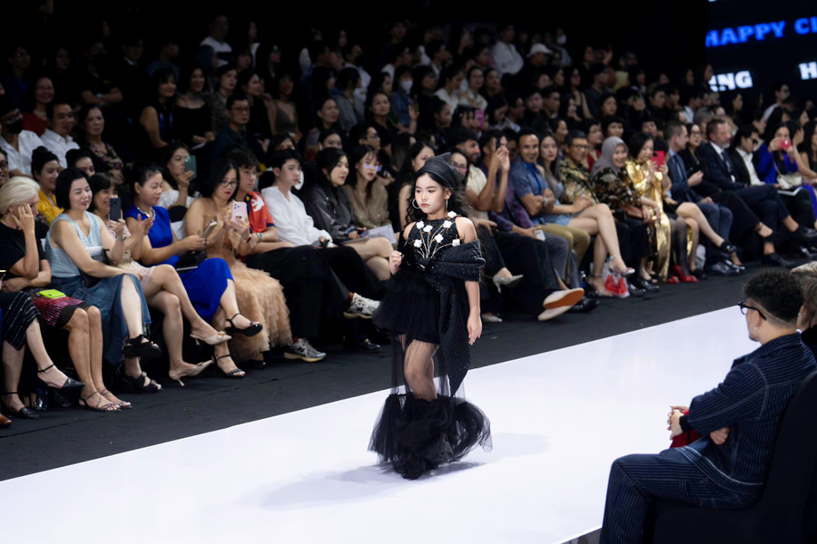 Cát sê biểu diễn của Jenny Bảo Ngọc hiện được mẹ quản lý để đầu tư cho việc học và phát triển các kỹ năng trong tương lai. Với sự tự tin khi thuyết trình trước đám đông, Jenny Bảo Ngọc có định hướng làm MC song ngữ, đồng thời tiết lộ 18 tuổi sẽ thử sức ở một cuộc thi hoa hậu. Ảnh: NVCC