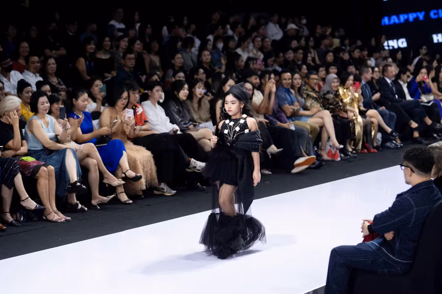 Cát sê biểu diễn của Jenny Bảo Ngọc hiện được mẹ quản lý để đầu tư cho việc học và phát triển các kỹ năng trong tương lai. Với sự tự tin khi thuyết trình trước đám đông, Jenny Bảo Ngọc có định hướng làm MC song ngữ, đồng thời tiết lộ 18 tuổi sẽ thử sức ở một cuộc thi hoa hậu. Ảnh: NVCC