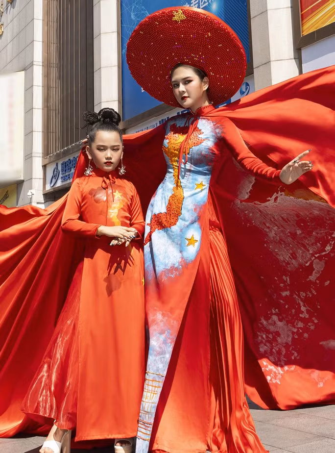 NTK Thạch Linh cùng mẫu nhí Thiệu Vy với áo dài bản đồ Việt Nam tại Trung Quốc