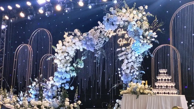 Đám cưới được tổ chức tại sân vận động xã Hồng Minh (H.Hưng Hà, tỉnh Thái Bình). Ảnh: CÙ HIỀN