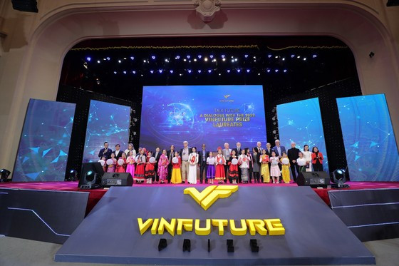 Giải thưởng Chính VinFuture 2022 trị giá 3 triệu USD đã được trao cho 5 nhà khoa học, với các tầng phát minh đột phá trong kết nối công nghệ mạng toàn cầu. Ảnh VFP