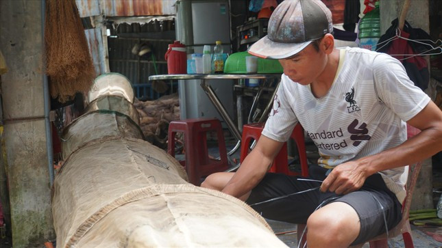 Anh Nguyễn Văn Hiếu ở huyện Hồng Ngự, tỉnh Đồng Tháp đang vá dớn để chuẩn bị đặt. ẢNH: HÒA HỘI Anh Nguyễn Văn Hiếu ở huyện Hồng Ngự, tỉnh Đồng Tháp đang vá dớn để chuẩn bị đặt. ẢNH: HÒA HỘI