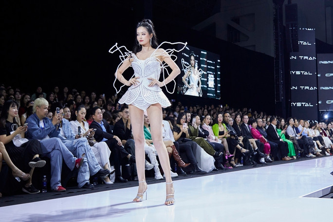 Cô giữ vị trí mở màn show diễn