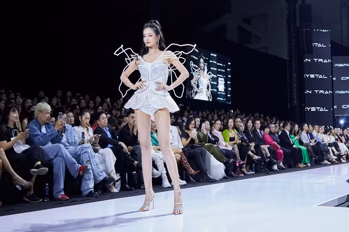 Cô giữ vị trí mở màn show diễn