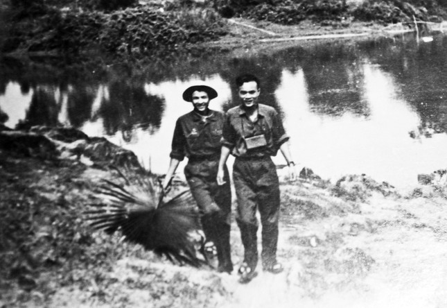 Phóng viên Tâm Tâm và Phạm Hậu ở chiến trường