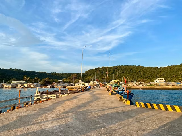 Biển đảo Tây Nam: Thổ Châu nắng vương đồi cây phủ - Ảnh 1. Cảng đảo Thổ Châu chiều nắng. Ảnh: THU NGÂN