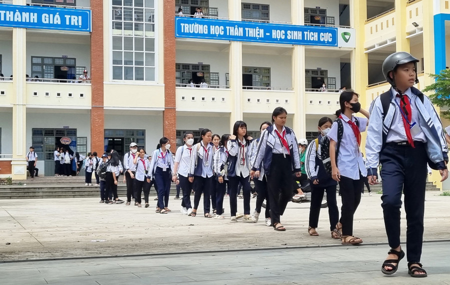 Sau giờ tan trường các em học sinh xếp hàng một ra về trong trật tự. Ảnh: H.P Sau giờ tan trường các em học sinh xếp hàng một ra về trong trật tự. Ảnh: H.P