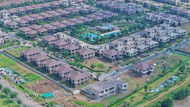 Thị trường bất động sản có triển vọng phục hồi, tăng trưởng trở lại từ nửa cuối năm 2024 trở đi. Thị trường bất động sản có triển vọng phục hồi, tăng trưởng trở lại từ nửa cuối năm 2024 trở đi.